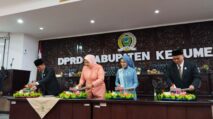 Pimpinan DPRD Kebumen memotong tumpeng